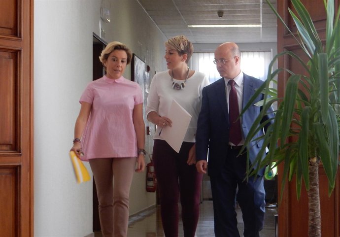 Martínez-Cachá, a la izquierda, se dirige a la rueda de prensa del Consejo 