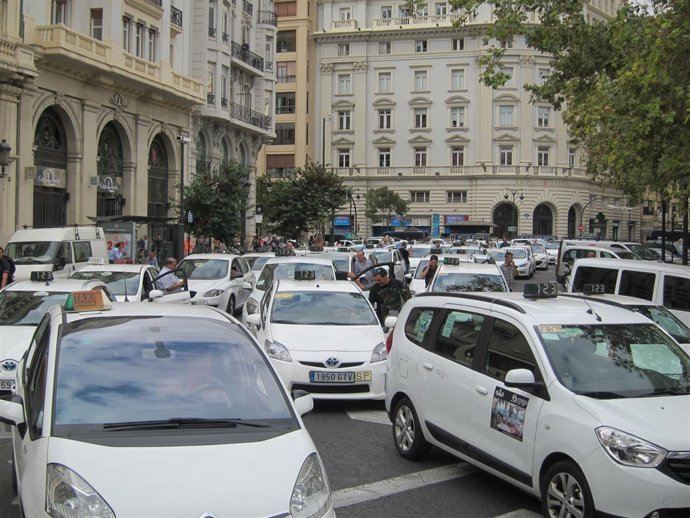 Caravana de taxis en Valencia contra el TTIP y el CETA