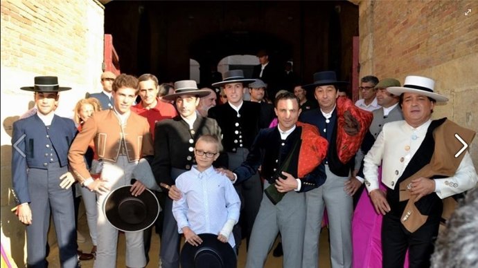 Adrián Hinojosa, junto a los toreros que participaron en su corrida benéfica