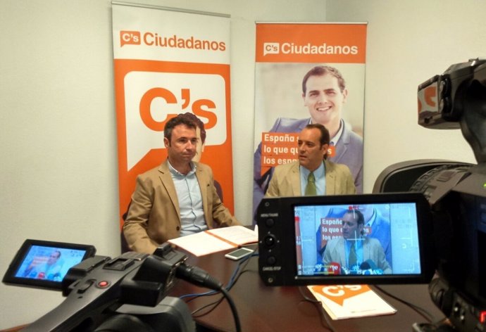 Guillermo Díaz y Juan Cassá rueda de prensa Málaga naranja Ciudadanos
