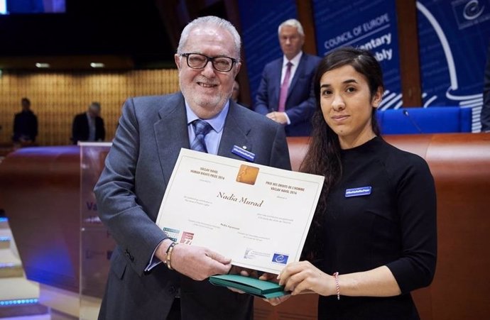 La activista yazidí Nadia Murad recibe un premio de la PACE
