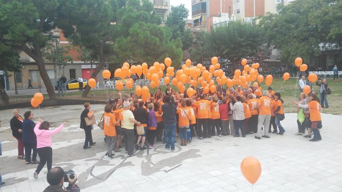 Abrazo colectivo para apoyar a los enfermos mentales en Sant Boi de Llobregat
