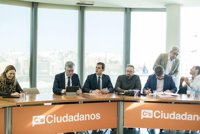 Rivera dice a Puigdemont que "Cataluña no necesita un Brexit", sino reformas y buena gestión