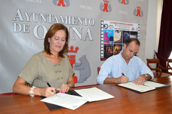 Firma del convenio para restituir el cine en Osuna.