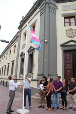 Izado de la bandera transexual 