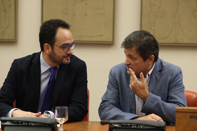 Antonio Hernando y Javier Fernádez en la reunión del Grupo Socialista