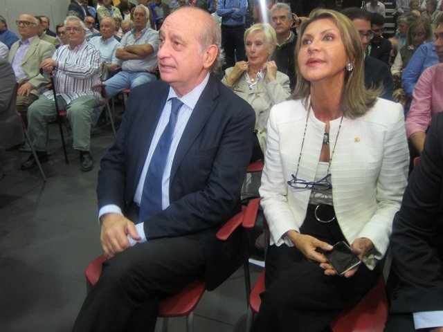 El ministro de Interior, J.F.Díaz, y la delegada Ll.De Luna.