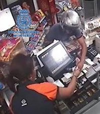 Detenido un individuo por robar en dos gasolineras de Murcia oculto con un casco y esgrimiendo un cuchillo