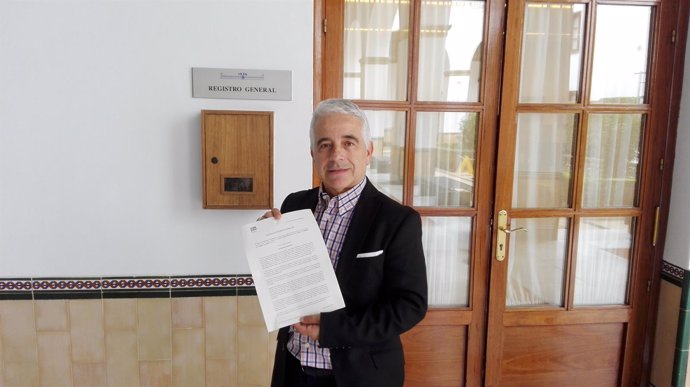 El parlamentario de C's José Antonio Funes tras registrar la iniciativa