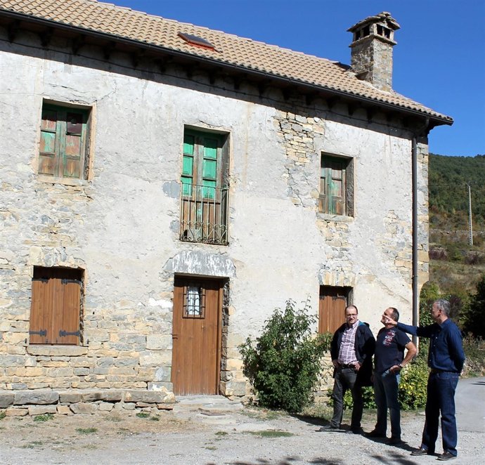 Luis Estaún visita la antigua escuela con el arquitecto y el constructor