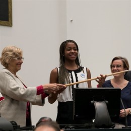 Carmena cede el bastón de mando del Ayuntamiento a la adolescente