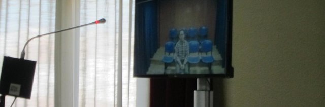 El acusado compareciento por videoconferencia en el juicio