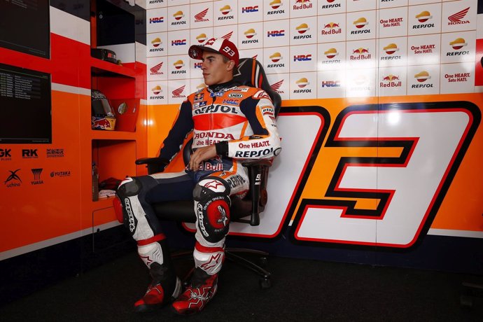 Marc Márquez en el box de Brno