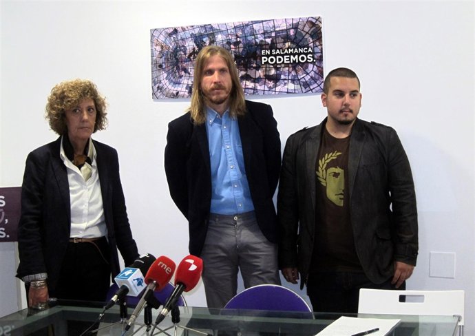 Fernández (centro) en la presentación de la I Escuela de Formación de Podemos.