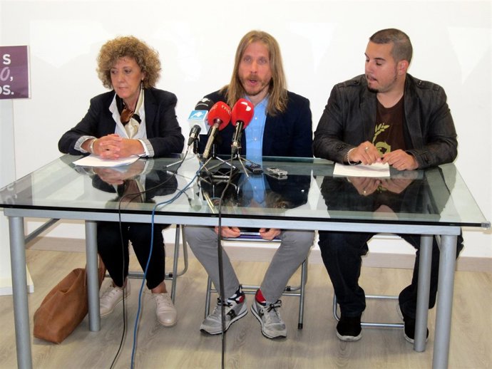 Pablo Fernández (centro), en rueda de prensa en Salamanca.