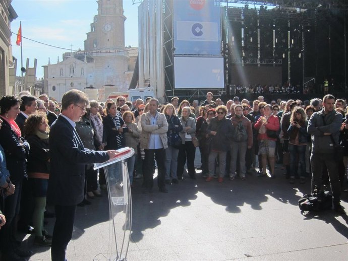 El alcalde de Zaragoza lee un manifiesto contra la violencia mechista