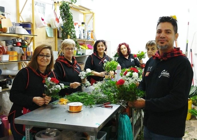 Los floristas de Galvez terminan de preparar los ramos para la Ofrenda. 