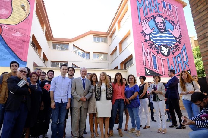El Ayuntamiento De Málaga Informa: Graffitis Colegio Ciudad De Mobile