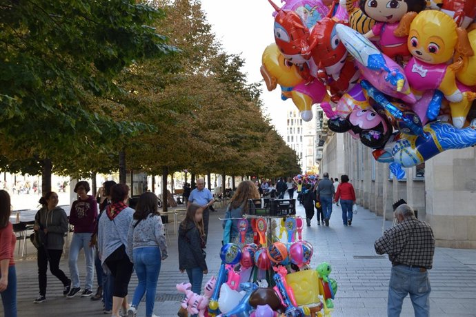 Los zaragozanos aprovechan tarde y noche, principalmente, para disfrutar.