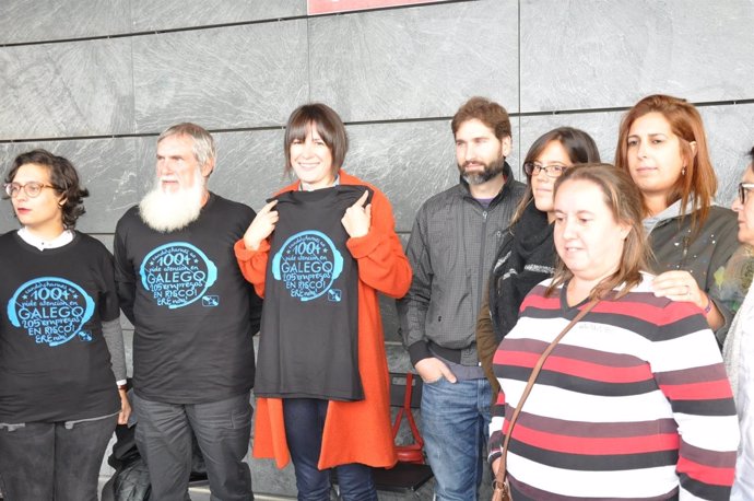 Ana Pontón, portavoz nacional del BNG, con los trabajadores de Extel