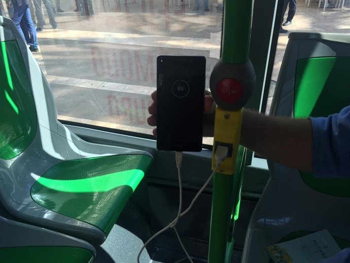 Uno de los enchufes USB instalados en los autobuses urbanos