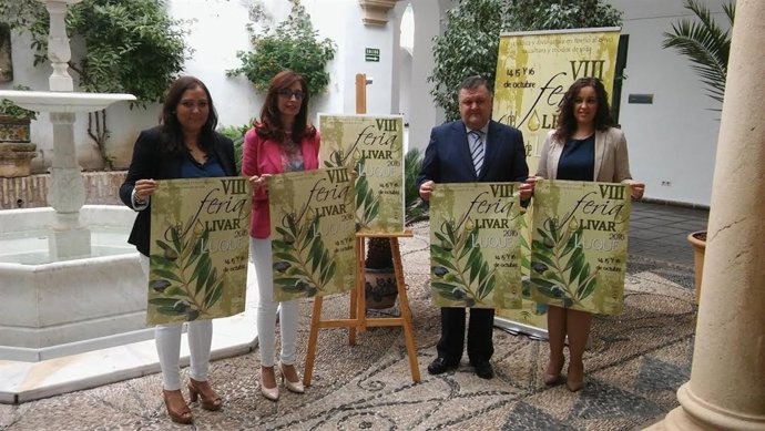 Cañete, entre Carrillo y Zurera, durante la presentación de la Feria del Olivo