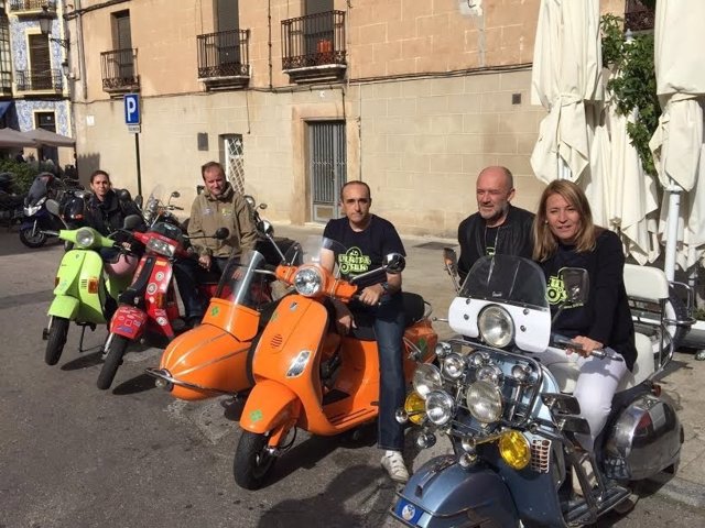 La alcaldesa de Cáceres con las scooters que participan en el Europa Sur