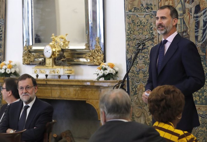El Rey Felipe VI, con los patronos del Instituto Cervantes y Rajoy