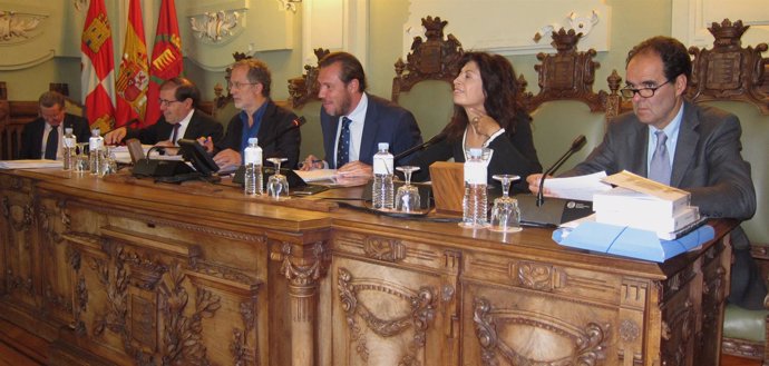 El alcalde de Valladolid, Óscar Puente, preside el Pleno del Ayuntamiento
