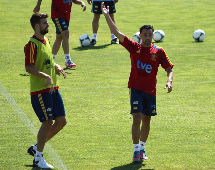 Gerard Pique Y Xavi Hernandez Entrenamiento Selección Española