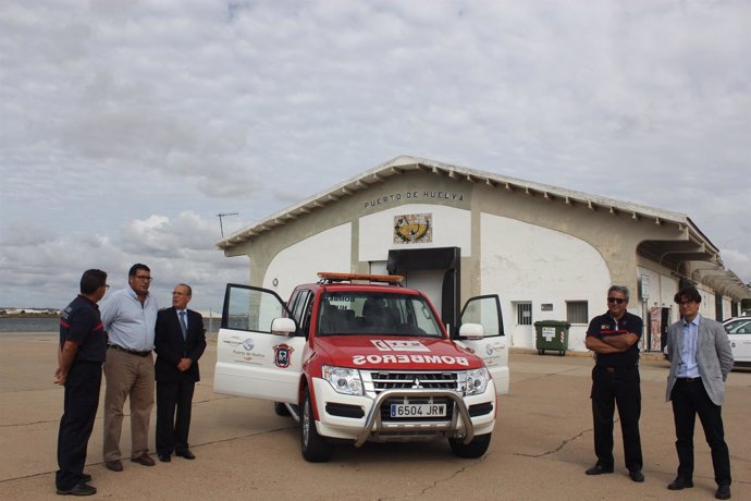 Bomberos reciben un todoterreno en el Puerto