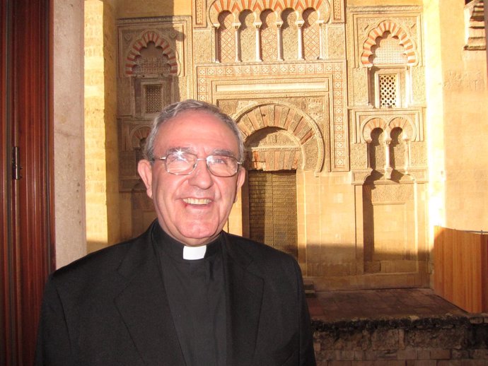 El deán presidente del Cabildo, Manuel Pérez Moya, ante la Mezquita-Catedral