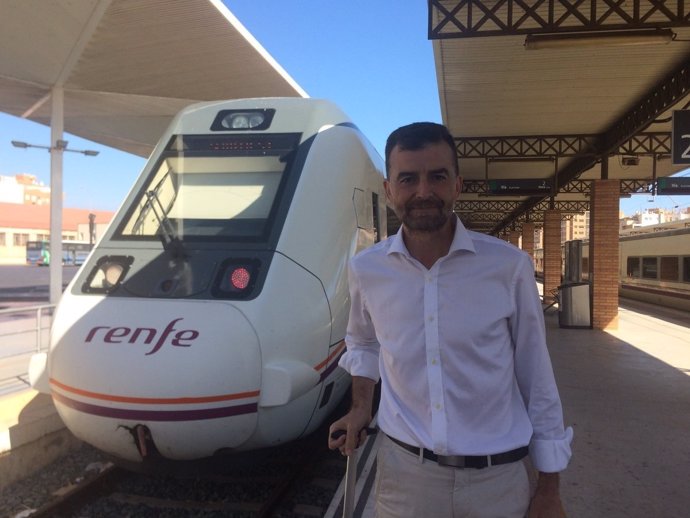 Maíllo (IU), antes de iniciar su viaje en tren entre Almería y Sevilla