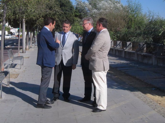 Antonio Sanz con autoridades en Córdoba