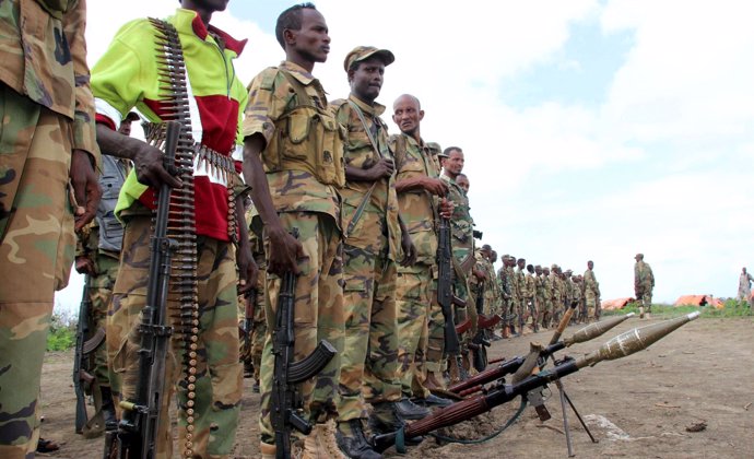 Fuerzas de Jubalandia junto a su equipamiento militar en Somalia.
