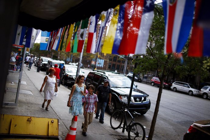 Banderas de países latinoamericanos en El Barrio latino de Harlem, en Nueva York