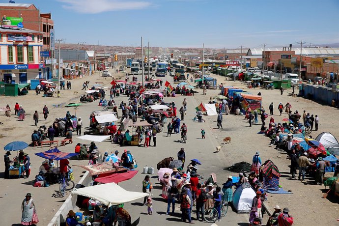 Vecinos de El Alto bloquean una de las principales vías de acceso de la ciudad. 