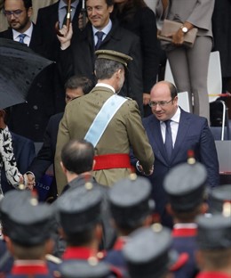 El rey Felipe saluda al presidente de Murcia