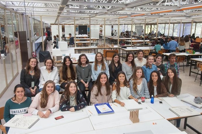 Estudiantes de Bachillerato en la Escuela de Arquitectura