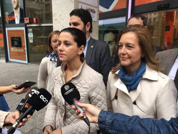 Inés Arrimadas (C's) atiende a los medios el día de la Hispanidad.