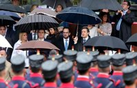 La lluvia convierte el desfile militar en una metáfora de la investidura: dirigentes de PP y PSOE bajo el mismo paraguas