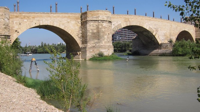 Puente de Piedra, sobre el río Ebro en Zaragoza