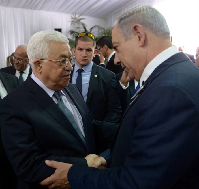 Saludo entre Abbas y Netanyahu en el funeral de Peres