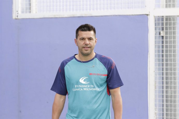 Cosmin Contra en el torneo benéfico de pádel contra el cáncer de mama