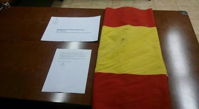 Bandera y carta a Llanos de Luna del Ayuntamiento de Viladamat (Girona)