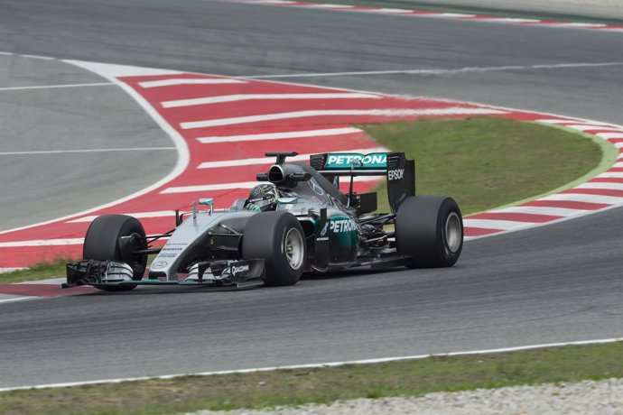 Nico Rosberg hace pruebas en Montmeló de los neumáticos Pirelli