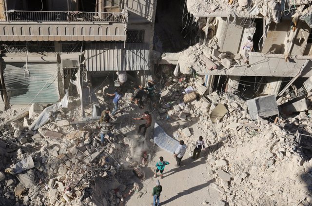 Efectos de un ataque aéreo en la zona rebelde de Alepo