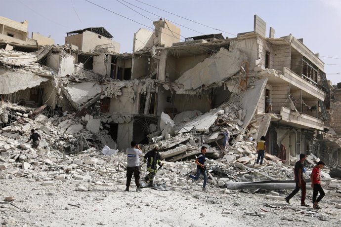 Restos de un bombardeo en un barrio rebelde de Alepo