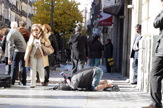 Pobreza, pobre, indigente, mendigo, sin techo, persona pidiendo en la calle