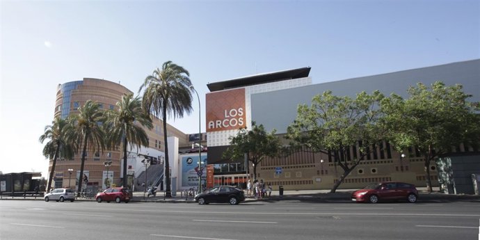 Fachada del Centro Comercial Los Arcos de Sevilla.